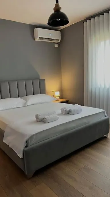 Bee Apartment 3-City Center Retreat Tirana 0*,