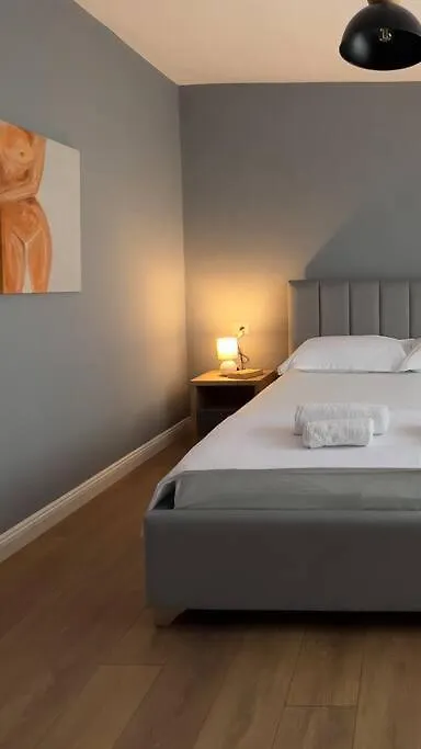Bee Apartment 3-City Center Retreat Tirana Albanien