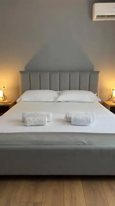Bee Apartment 3-City Center Retreat Tirana